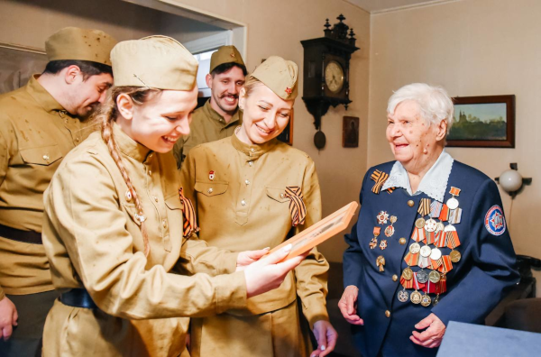 Танцы во дворах для ветеранов Победителей Великой Отечественной Войны Театр Кукол Огниво Мытищи