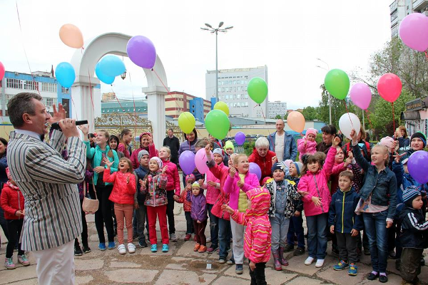 Театрализованный праздник «Здравствуй, детство!» в сквере театра кукол «Огниво» Театр Кукол Огниво Мытищи