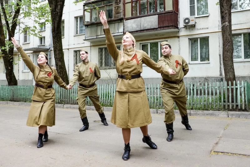 Танцы во дворах для ветеранов — победителей Великой Отечественной войны 🕊🎗️ Театр Кукол Огниво Мытищи